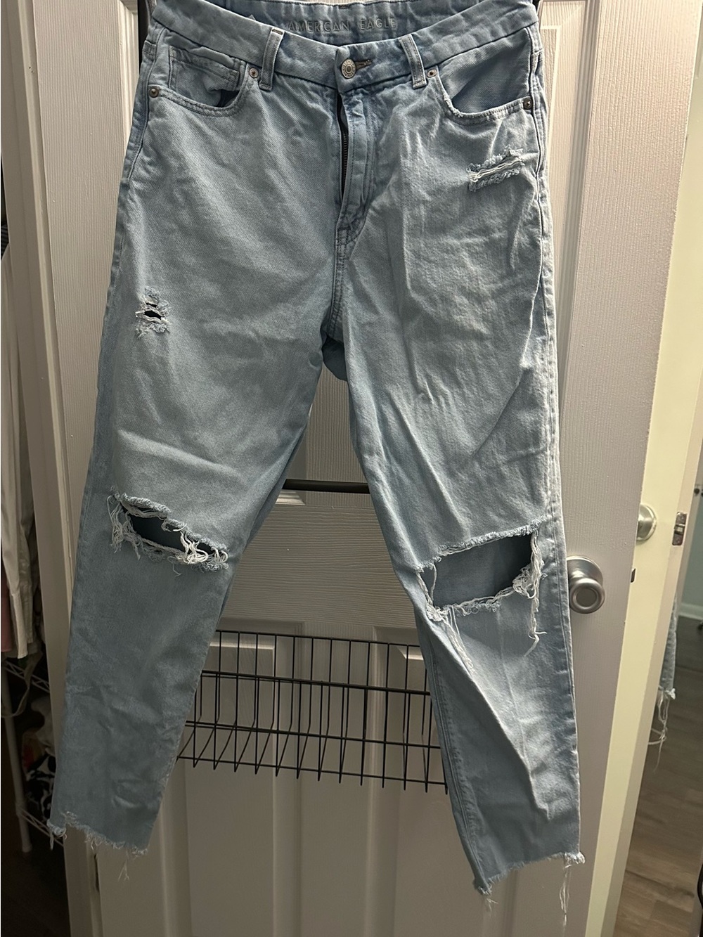 American Eagle Strigid Curvy Ripped Mom Jean